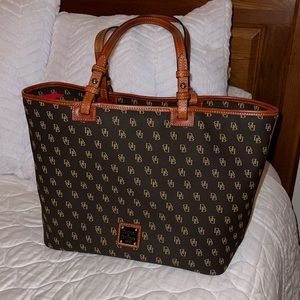 Dooney & Bourke leisure shopper large tote